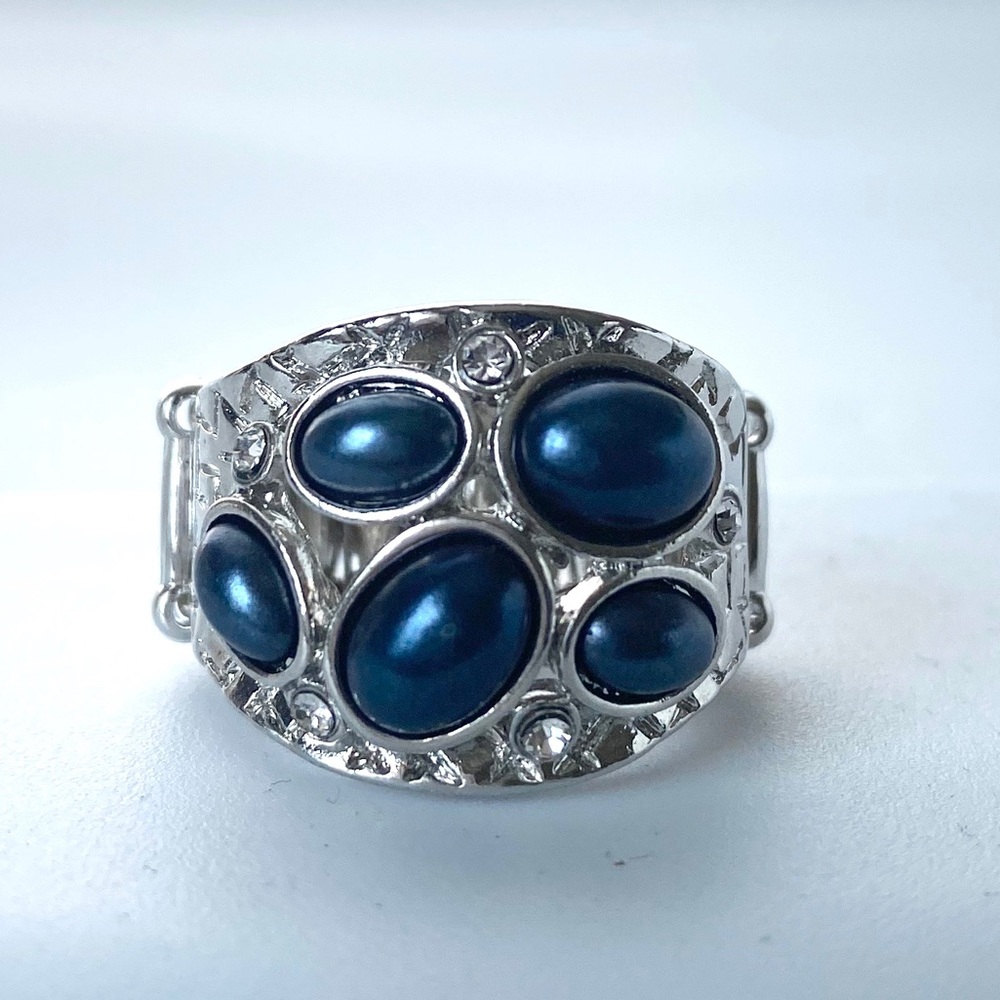 [SOLD] NWT One-Size-Fits-All Statement Ring